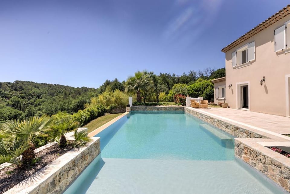 Villa de charme avec piscine, vue nature et salle de sport Villa in Grasse