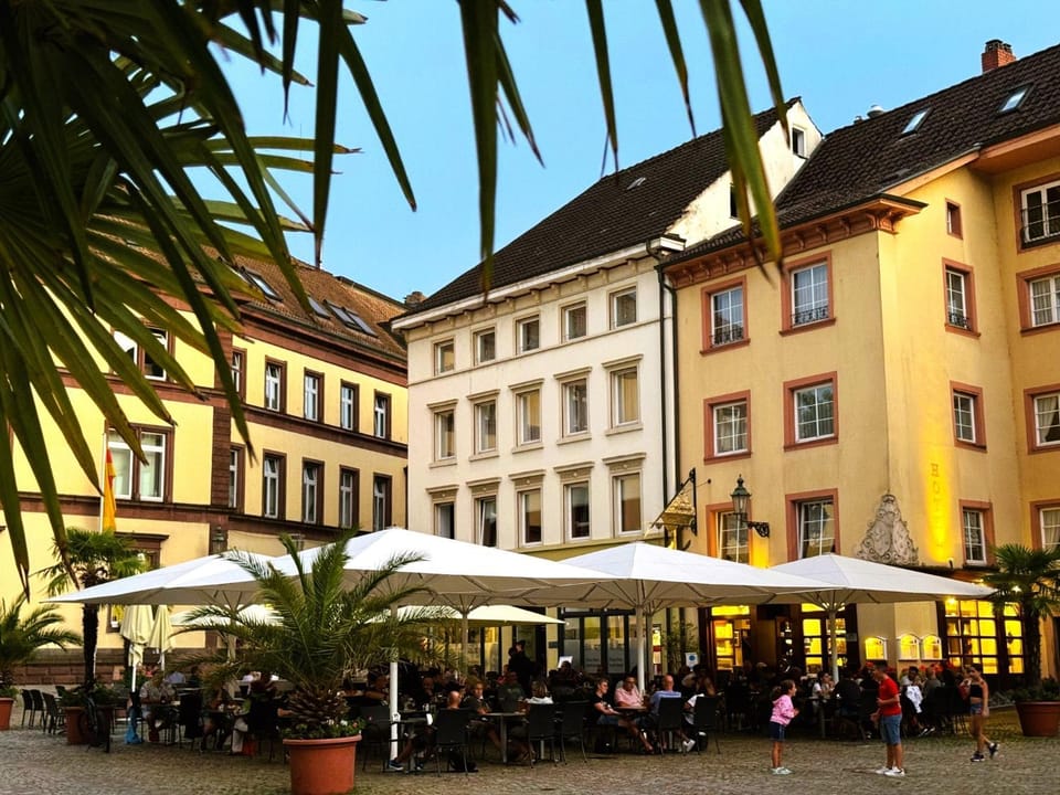 Property building, Restaurant/places to eat, Balcony/Terrace