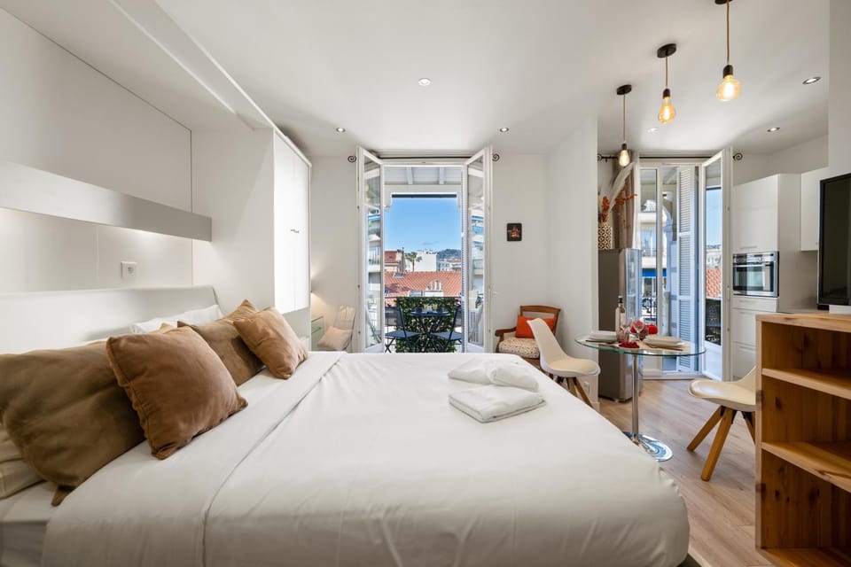 Communal lounge/ TV room, Bed, TV and multimedia, Living room, Photo of the whole room, Seating area, Bedroom