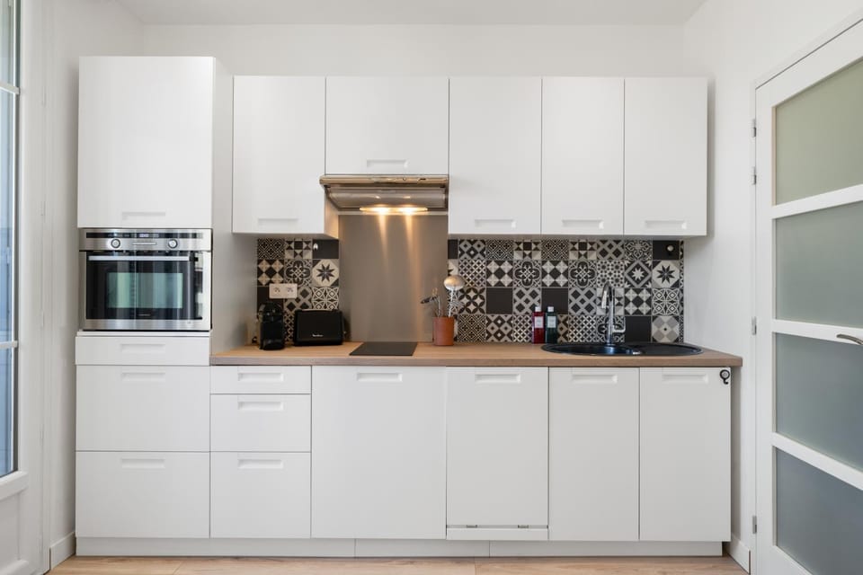 Coffee/tea facilities, Kitchen or kitchenette, dishwasher, oven, stove, toaster