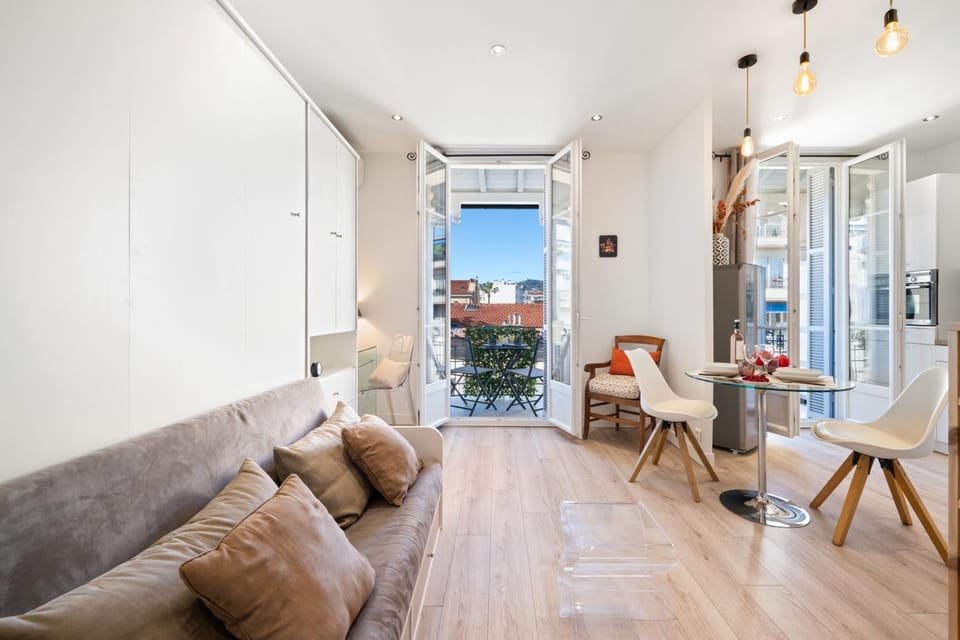 View (from property/room), Balcony/Terrace, Living room, Seating area, Dining area