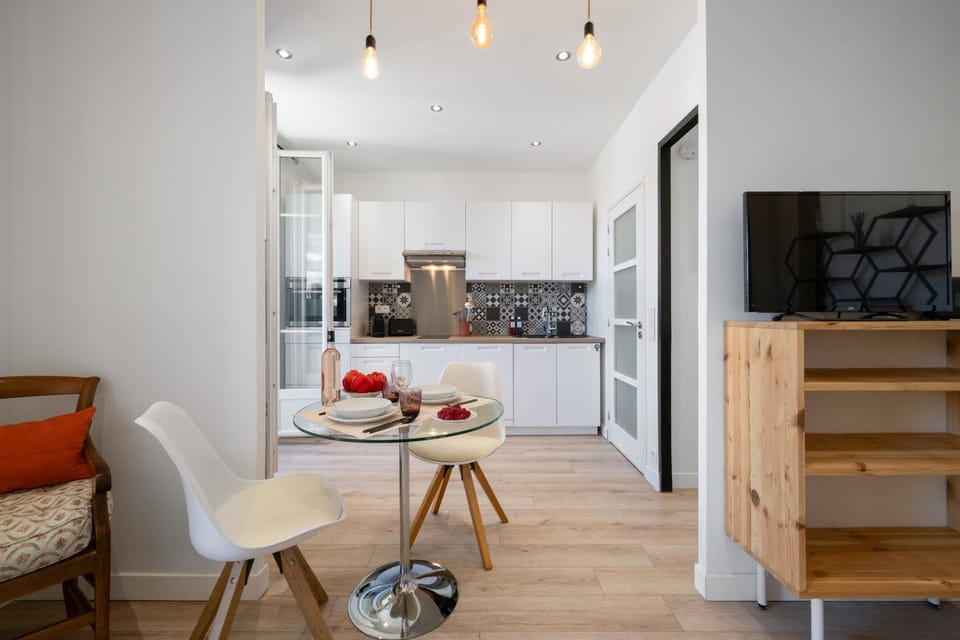 TV and multimedia, Kitchen or kitchenette, Living room, Seating area, Dining area