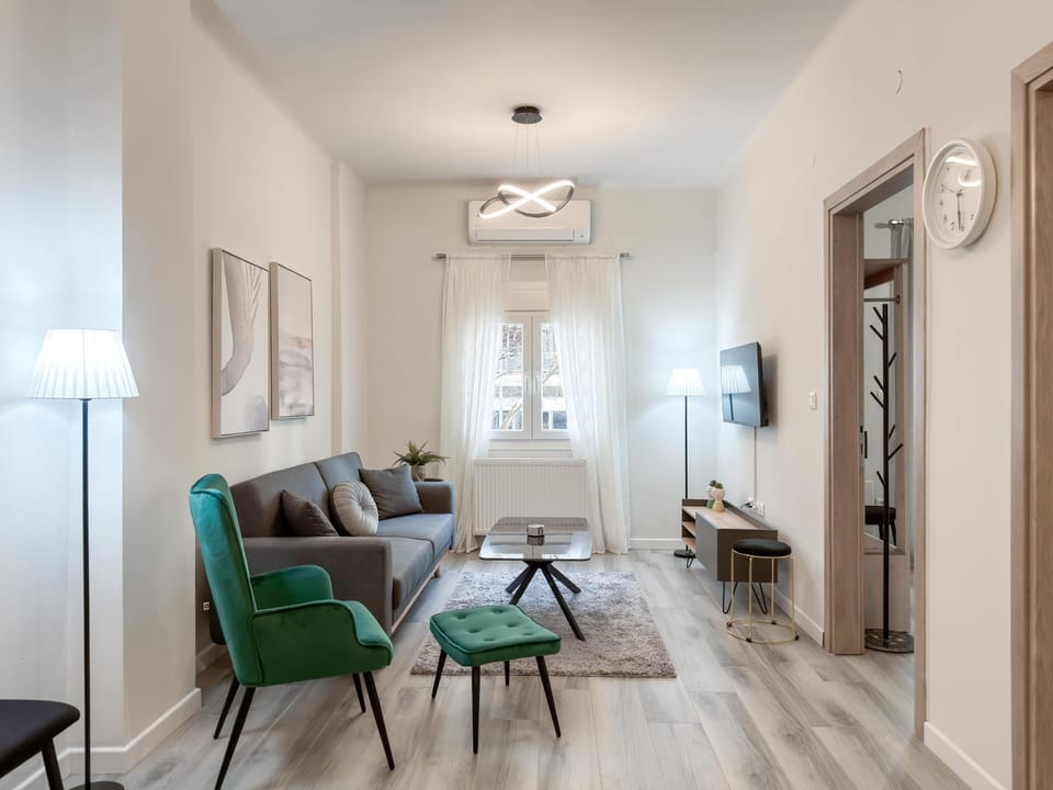 TV and multimedia, Living room, Seating area, internet, air conditioner