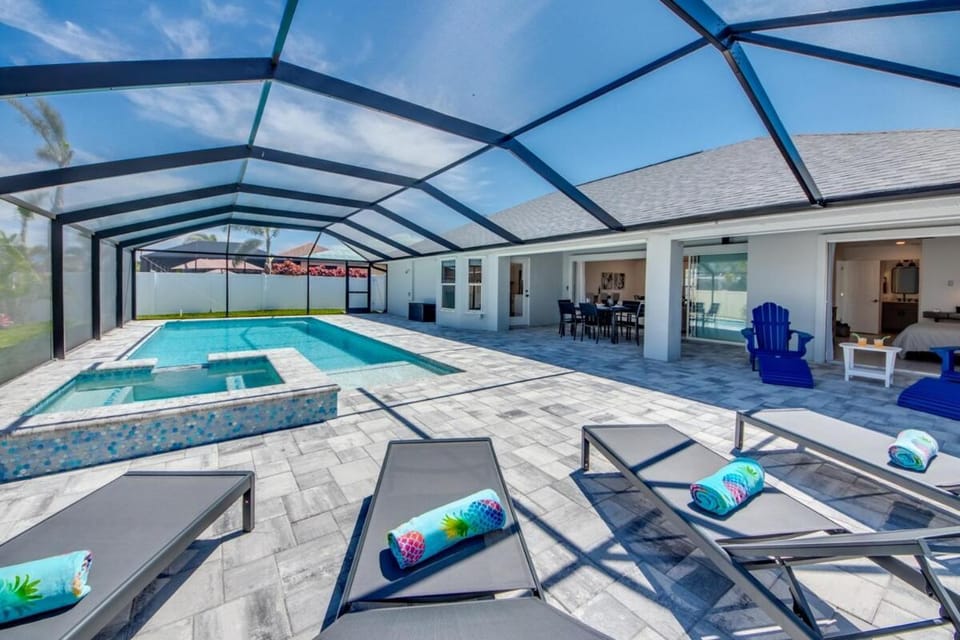 CoralVilla Sparkle Blue - large pool & spa, modern, quiet, cozy, BBQ grill House in Cape Coral