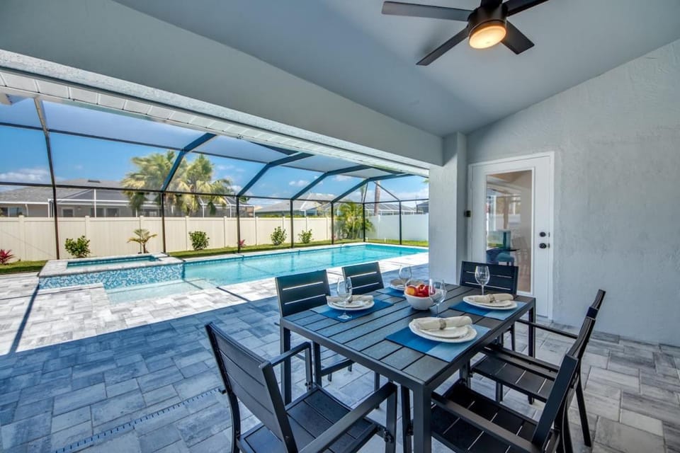 CoralVilla Sparkle Blue - large pool & spa, modern, quiet, cozy, BBQ grill House in Cape Coral