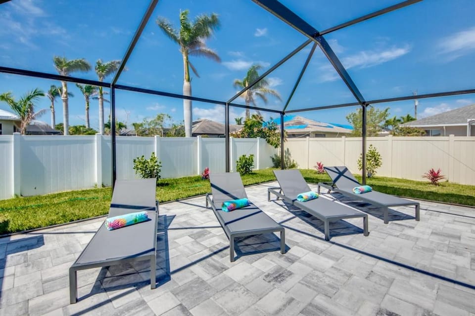 CoralVilla Sparkle Blue - large pool & spa, modern, quiet, cozy, BBQ grill House in Cape Coral