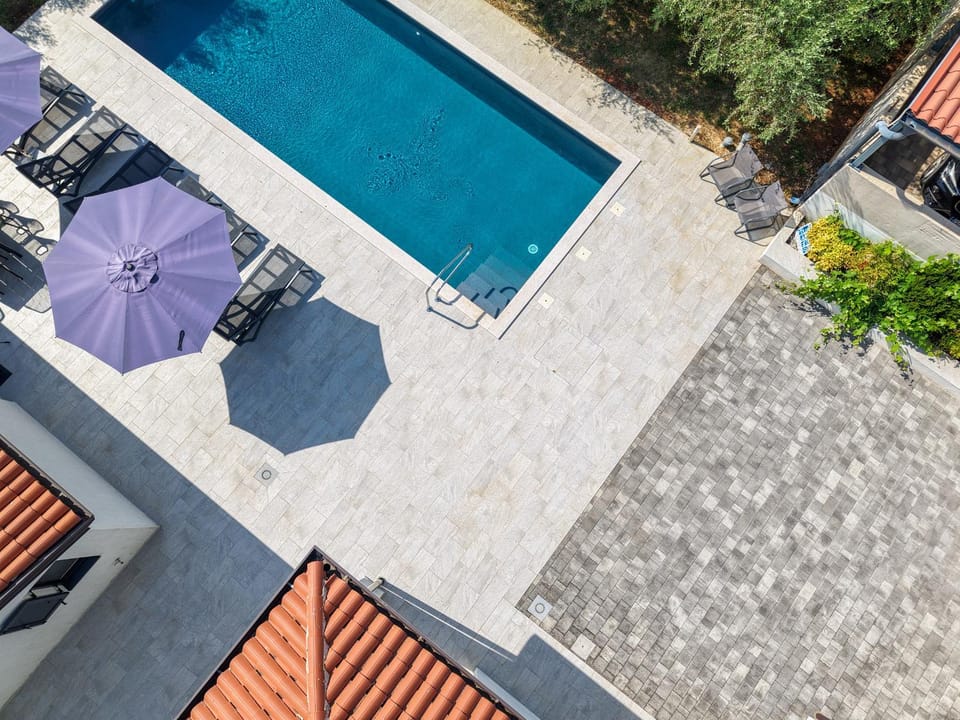 Swimming pool, sunbed
