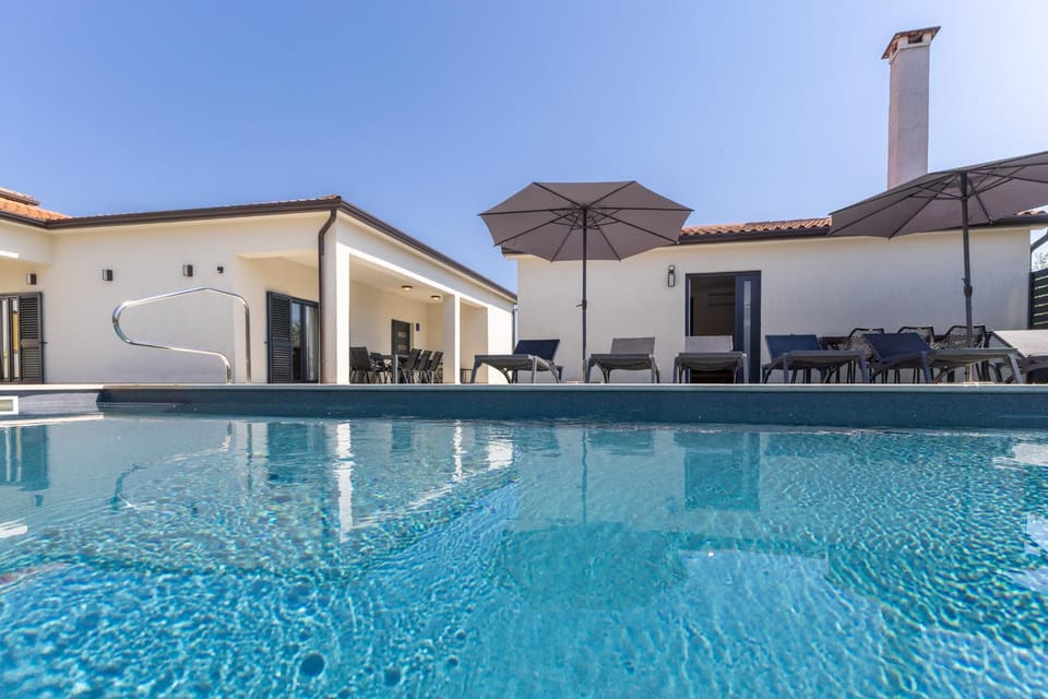 Swimming pool, sunbed