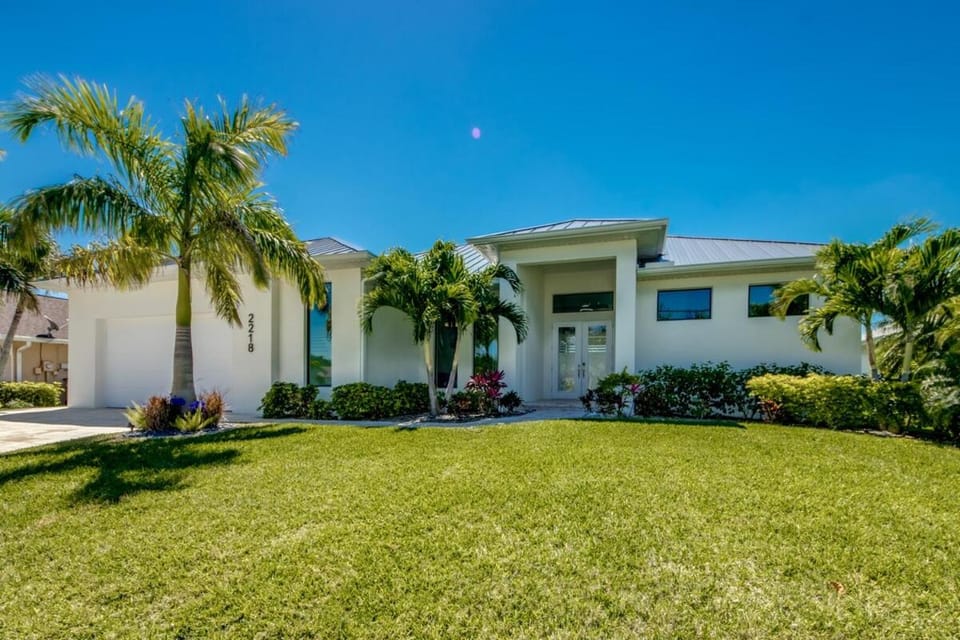 CoralVilla Sensation - great water view, infinity pool, fire place, gulf access Villa in Cape Coral