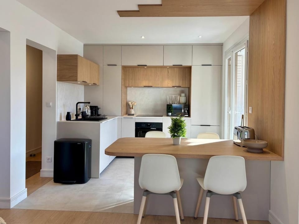 Coffee/tea facilities, Kitchen or kitchenette, stove, toaster