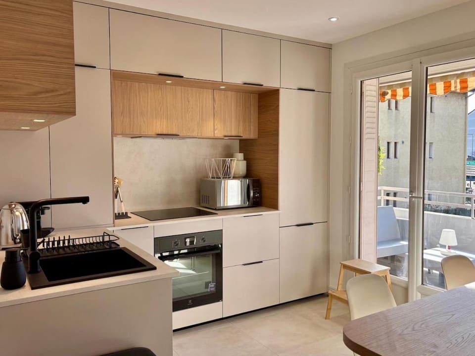 Kitchen or kitchenette, dishwasher, toaster
