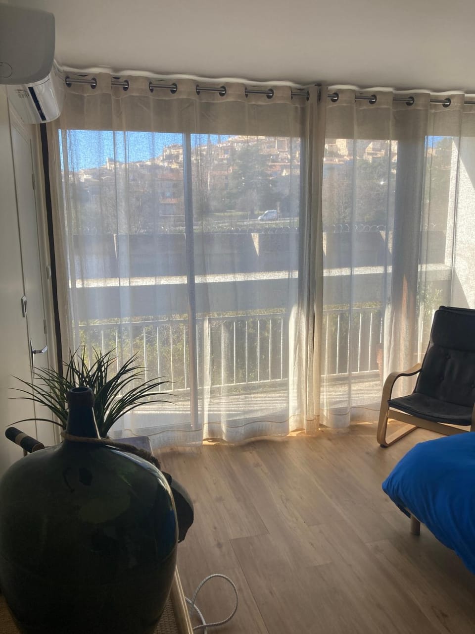 Grand T2 climatisé avec parking à 7 min des Thermes Vue château Apartment in Gréoux-les-Bains
