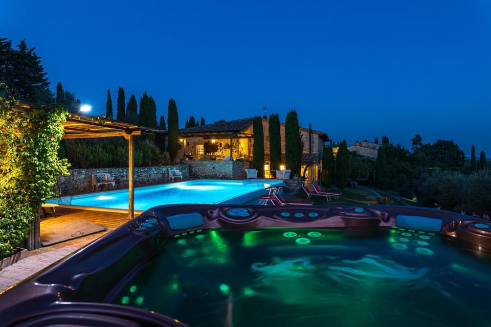 Hot Tub, Pool view, Swimming pool, Breakfast, sunbed