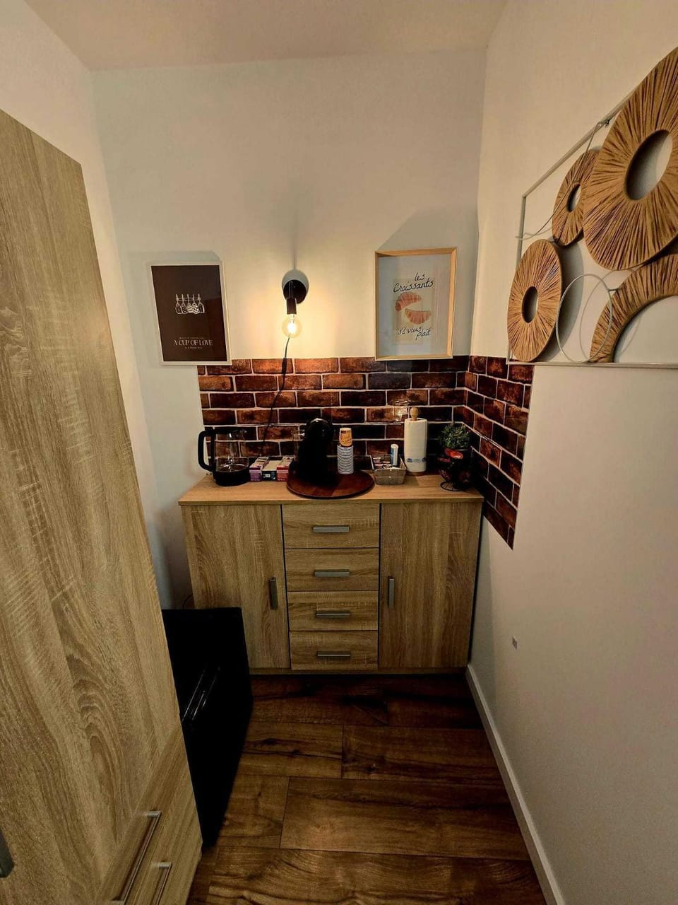 TV and multimedia, Coffee/tea facilities, Kitchen or kitchenette, Dining area, internet, minibar