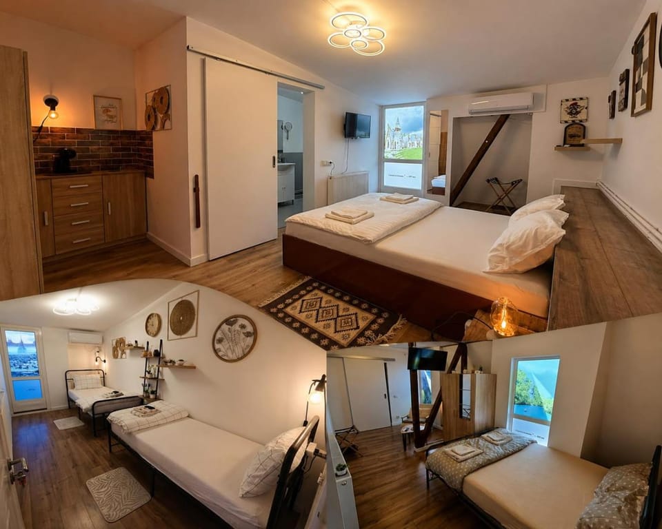 Bed, TV and multimedia, Photo of the whole room, Decorative detail, Decorative detail, Bedroom, Location, internet, towels, air conditioner, air conditioner