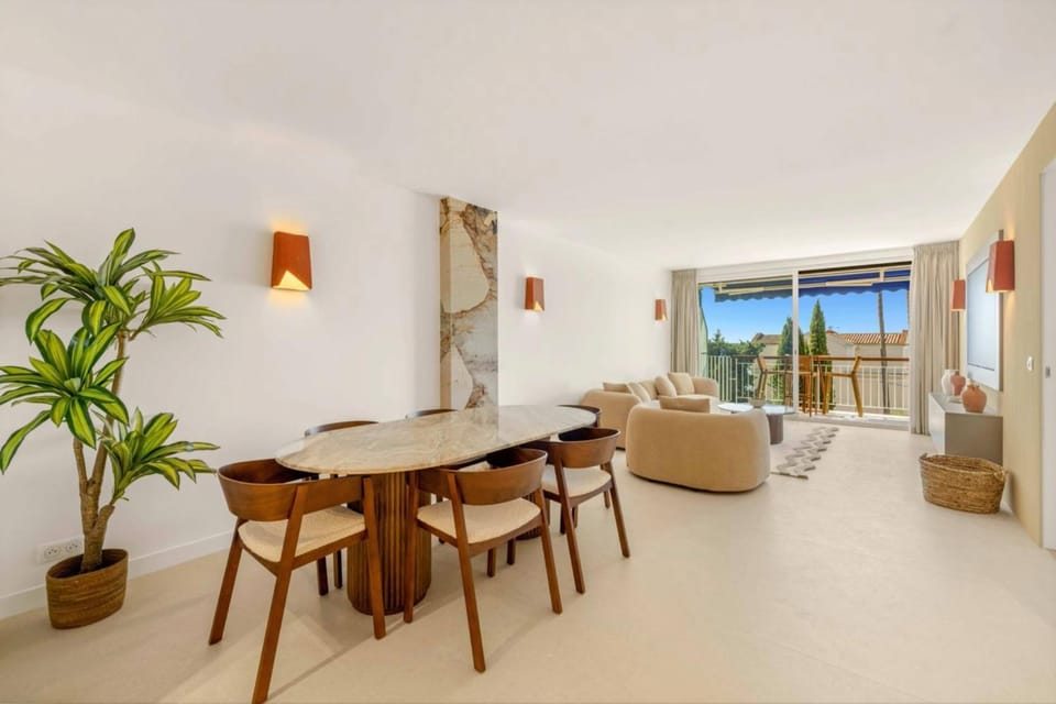 View (from property/room), Balcony/Terrace, Living room, Seating area, Dining area