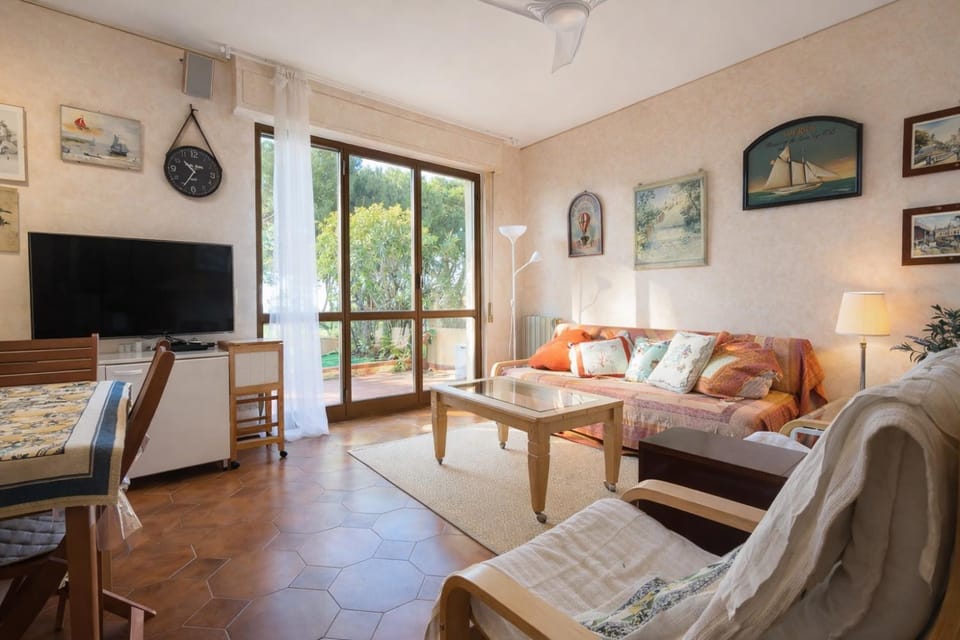 Communal lounge/ TV room, TV and multimedia, Living room, Seating area, Evening entertainment