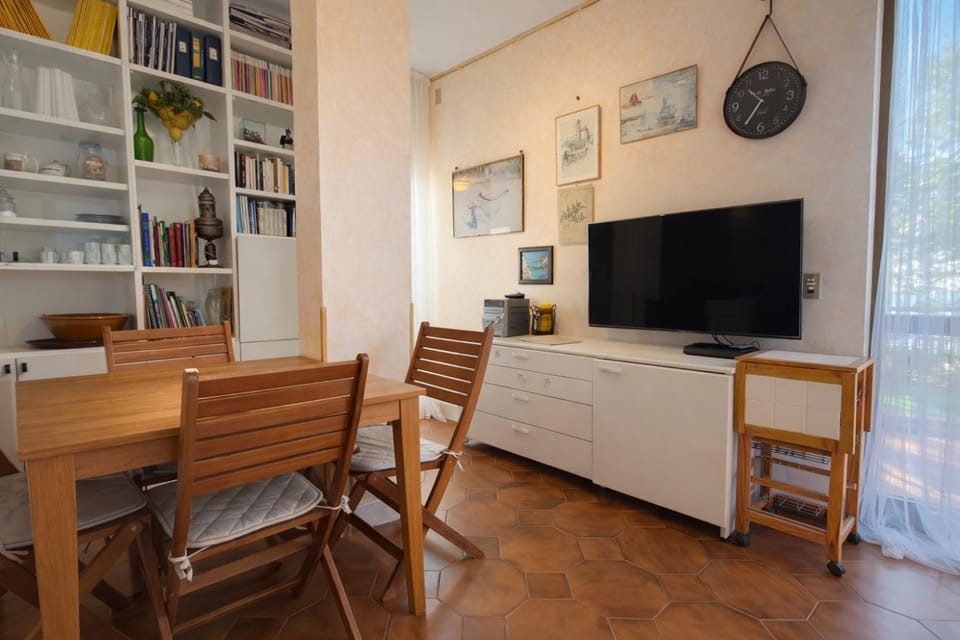 Communal lounge/ TV room, Library, TV and multimedia, Living room, Seating area, Dining area, Evening entertainment