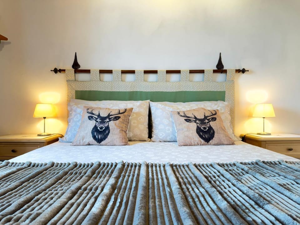 Bed, Photo of the whole room, Decorative detail, Bedroom