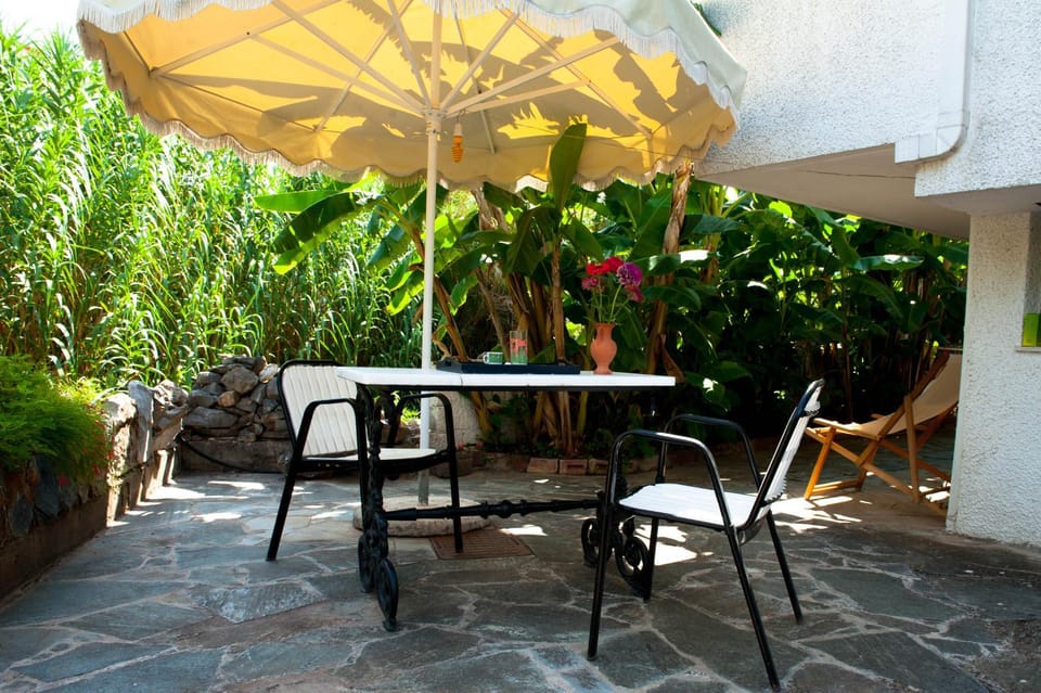 Patio, Day, Seating area, River view