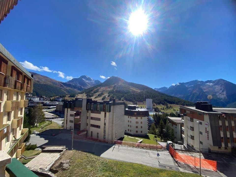La Casa del Sole, 2 bedrooms, parking space Apartment in Sestriere