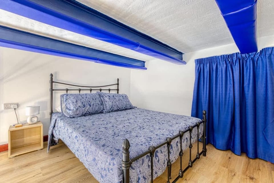 Stylish Loft with Maltese Balcony, 2 Min to Seafront Apartment in Sliema