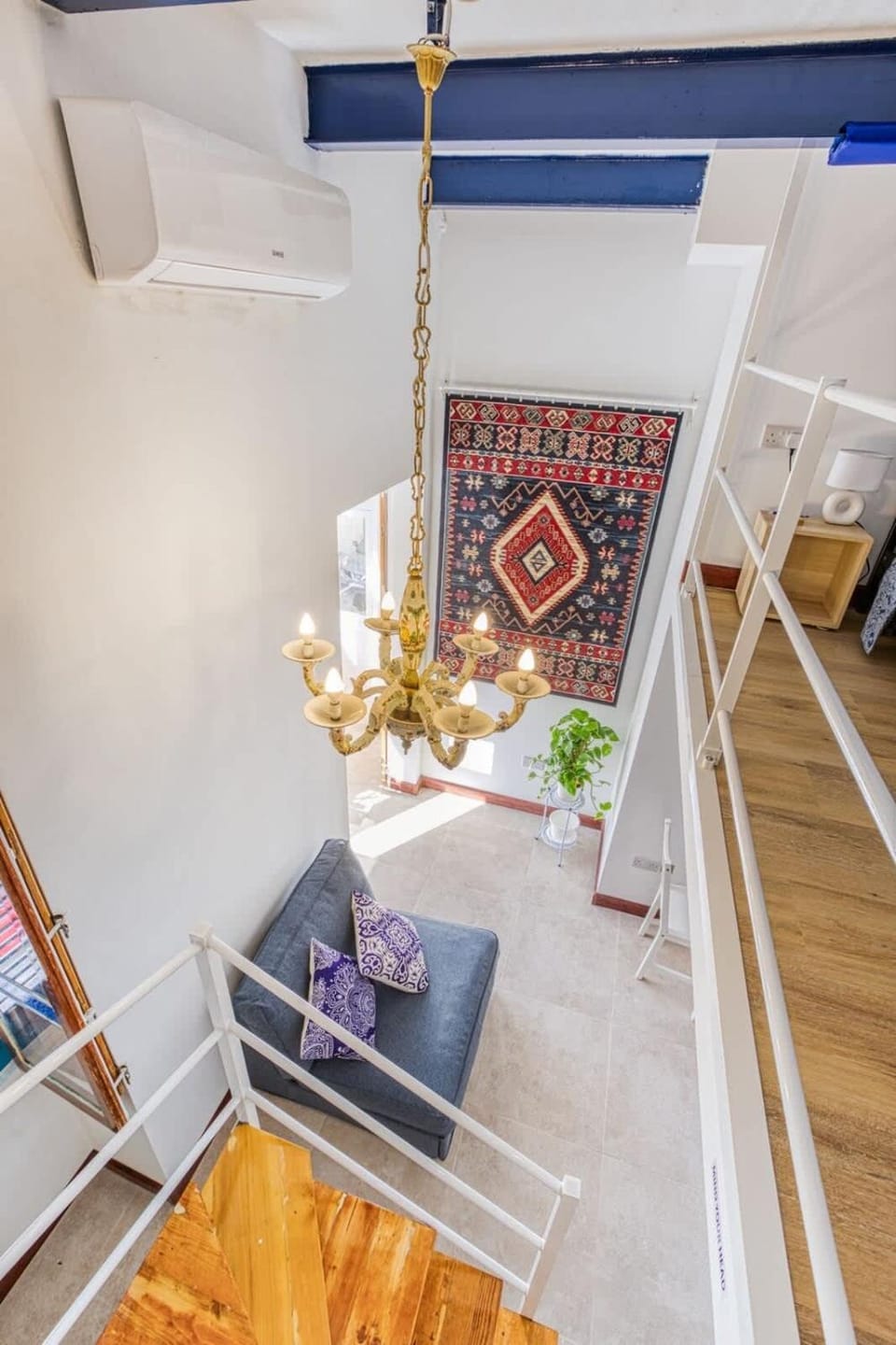 Stylish Loft with Maltese Balcony, 2 Min to Seafront Apartment in Sliema