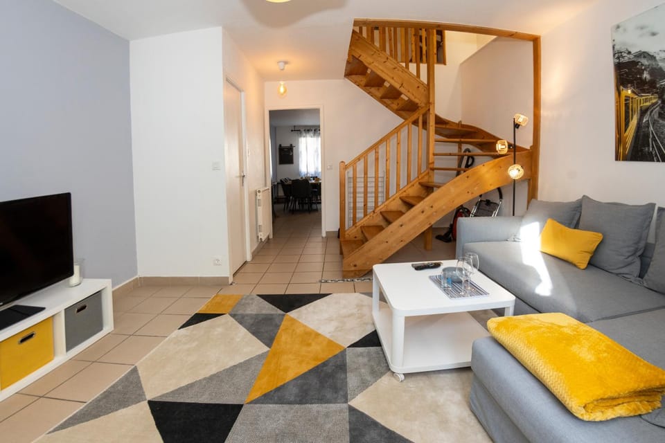 Communal lounge/ TV room, TV and multimedia, Living room, Seating area, internet