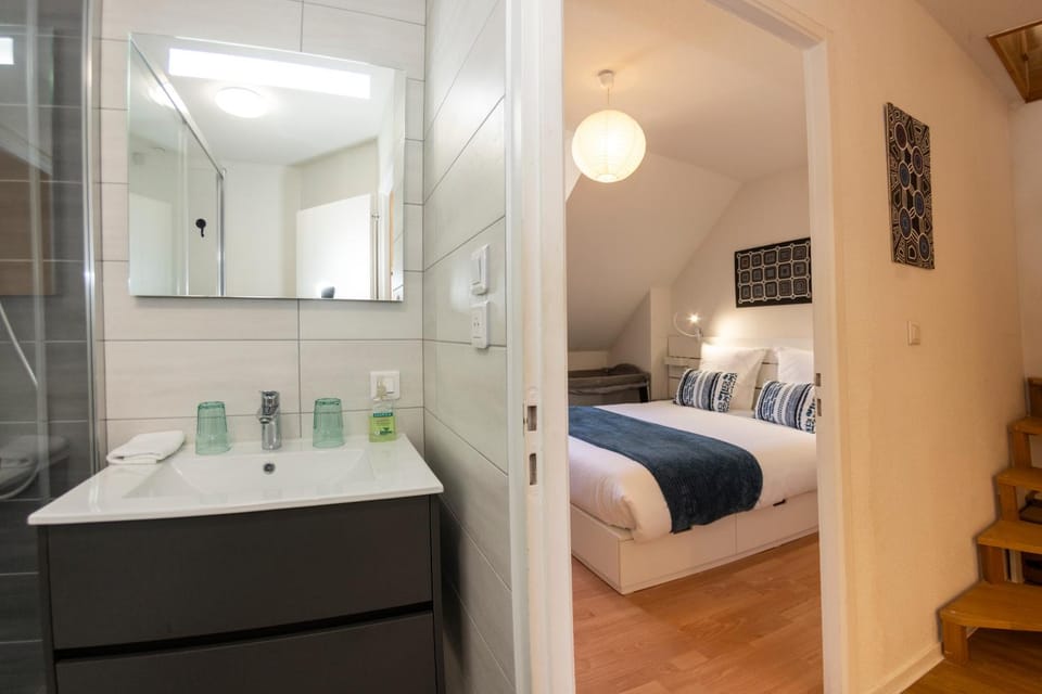 Bed, Bathroom, Bedroom, hair dryier