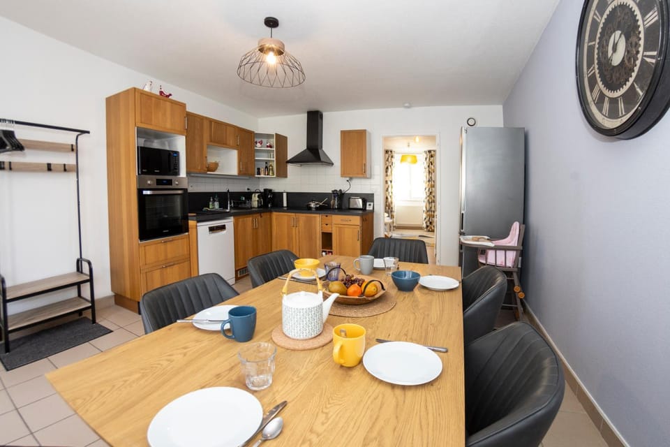 Coffee/tea facilities, dishwasher, microwave, oven, stove, toaster, kitchen