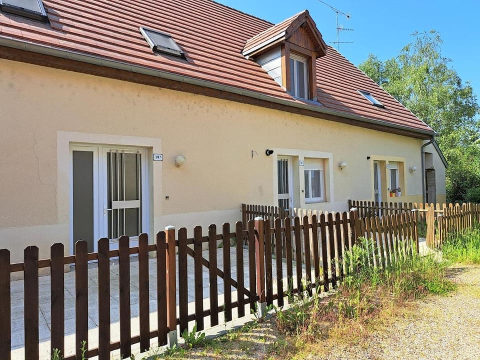 Property building, Patio, Spring, Location