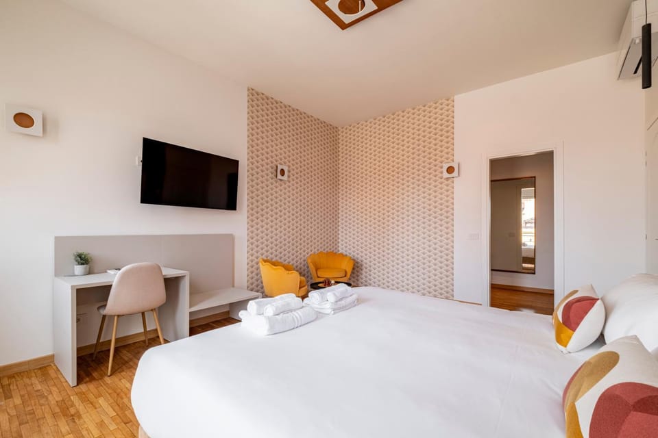 Bed, TV and multimedia, Photo of the whole room, Seating area, Bedroom