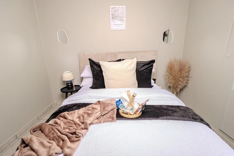 Modern Rosebank Stay Pool & Power Backup Apartment in Johannesburg