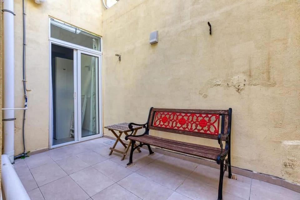 Relaxing Seaside Escape 1-Bed Maisonette Near Sea Apartment in Sliema