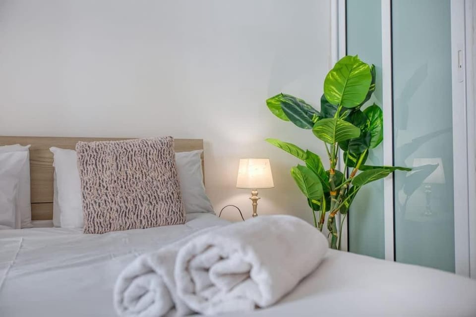 Thirtynine Bright Apartment Steps from Balluta Bay Apartment in Sliema