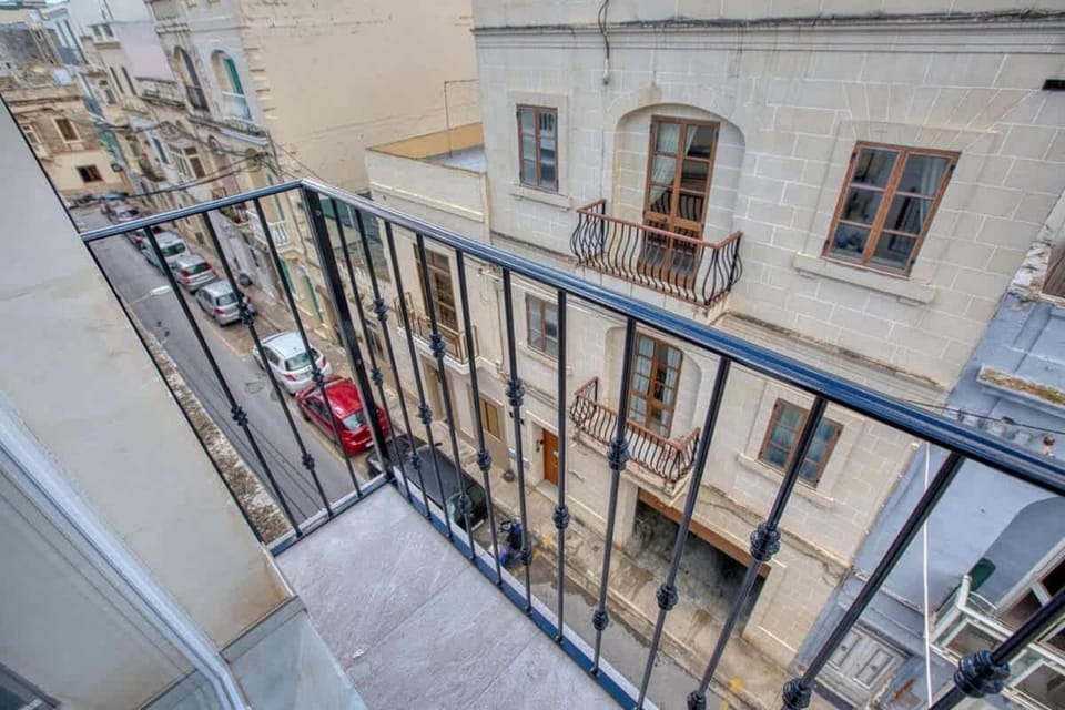Thirtynine Sunlit Stay very close to Balluta Bay Apartment in Sliema