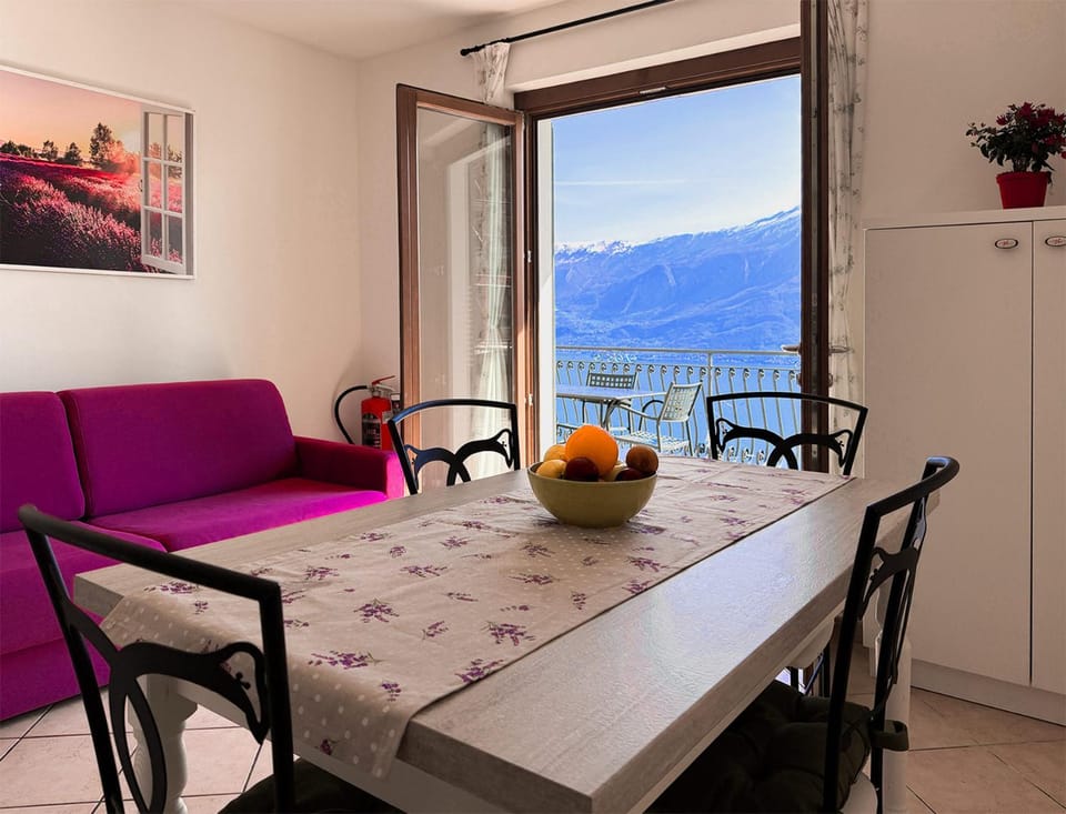 Natural landscape, Balcony/Terrace, Living room, Lake view