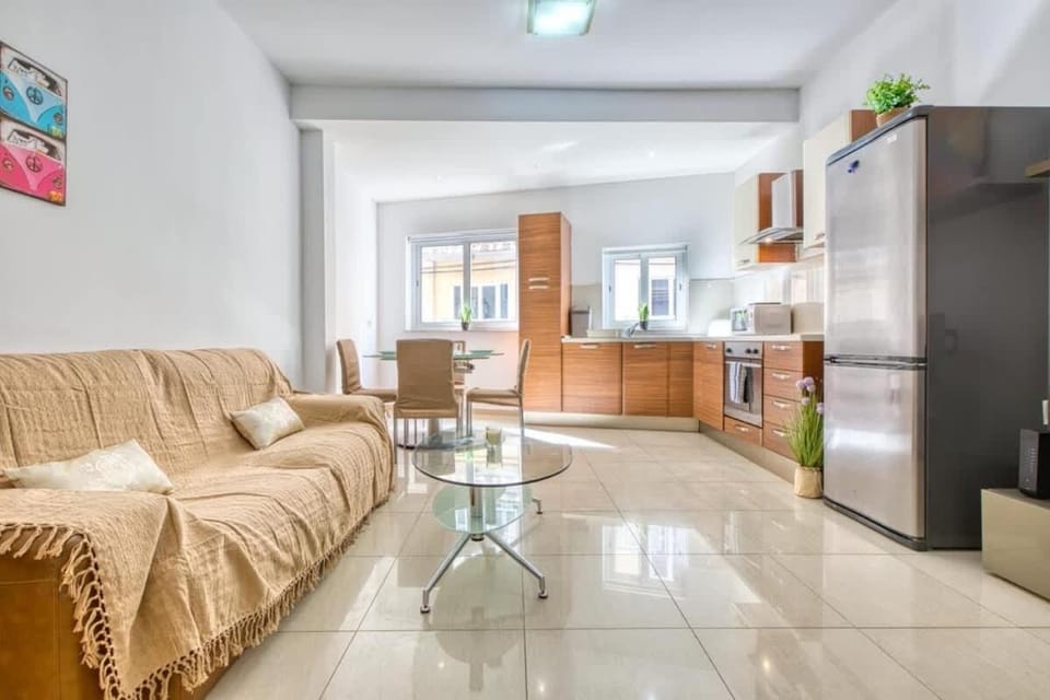 Walk to Sliema & Ferries Central Gzira Stay Apartment in Malta