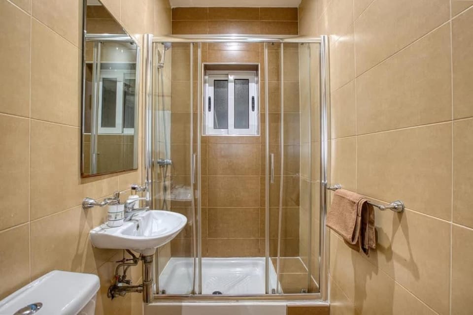 Walk to Sliema & Ferries Central Gzira Stay Apartment in Malta