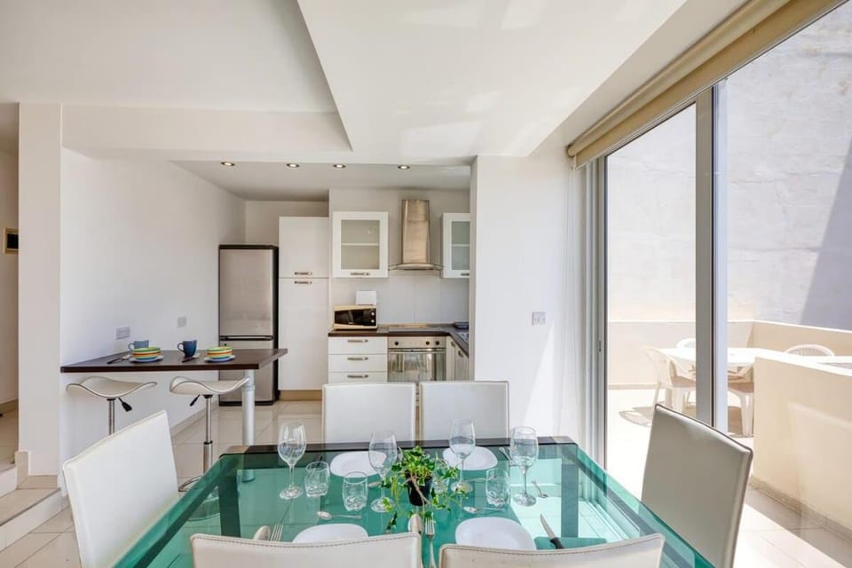 Sunny Penthouse Getaway in Gzira Apartment in Malta