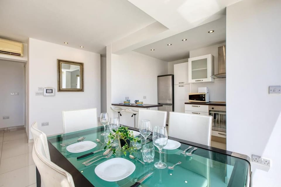 Sunny Penthouse Getaway in Gzira Apartment in Malta