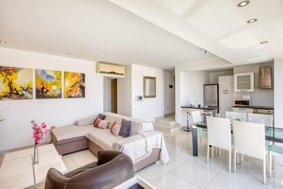 Sunny Penthouse Getaway in Gzira Apartment in Malta