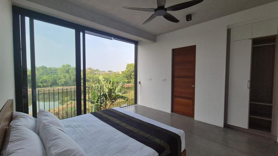 Photo of the whole room, Bedroom, Lake view