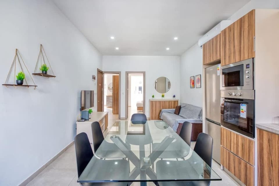 Ta Xbiex Suite Stay with Balcony close to seafront House in Malta