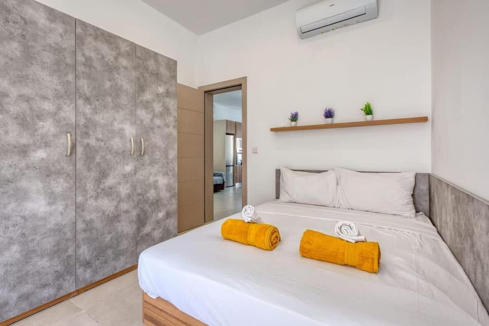 Ta Xbiex Suite Stay with Balcony close to seafront House in Malta