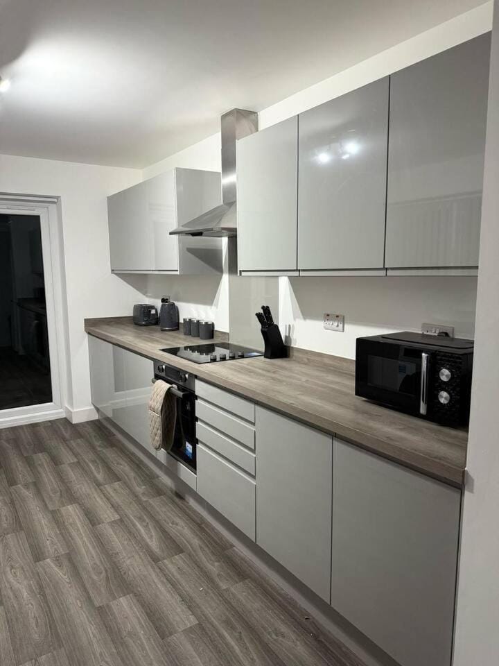 Spacious 7-BR Retreat in St Helens | Free Parking House in St Helens