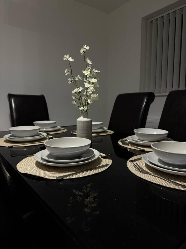 Spacious 7-BR Retreat in St Helens | Free Parking House in St Helens