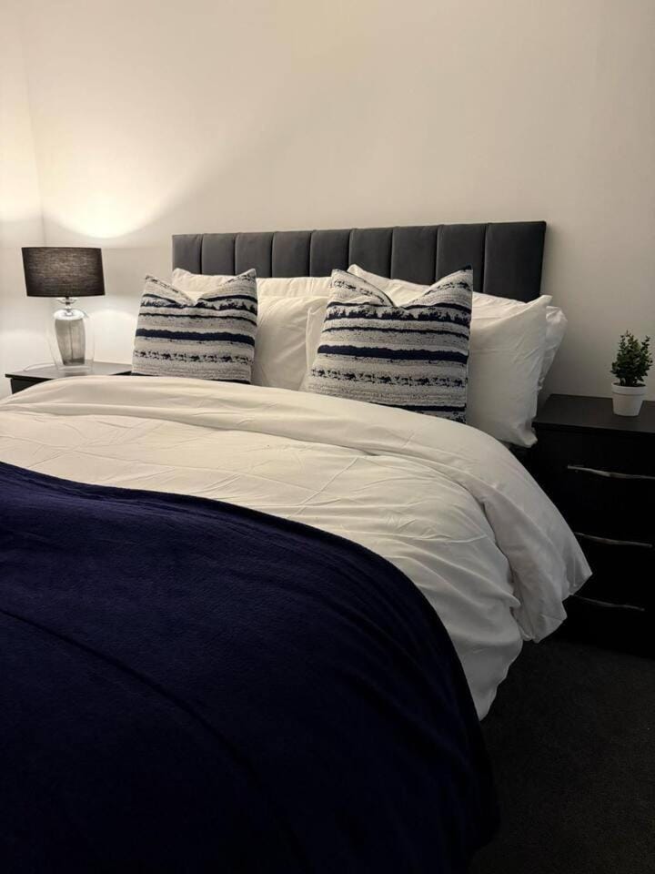 Spacious 7-BR Retreat in St Helens | Free Parking House in St Helens