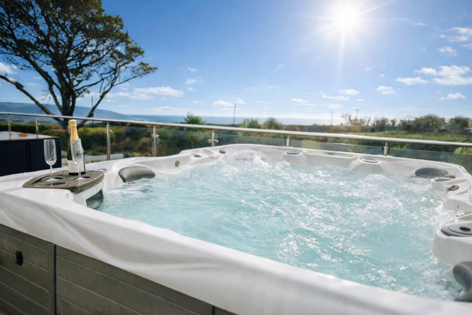 Devon House Hot Tub Sea Views & Family Fun House in England
