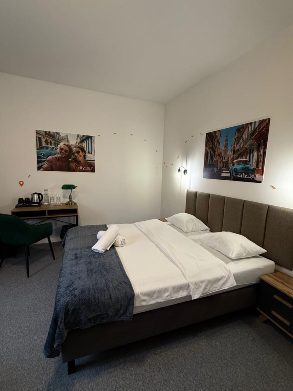 Bed, Photo of the whole room, Bedroom, towels